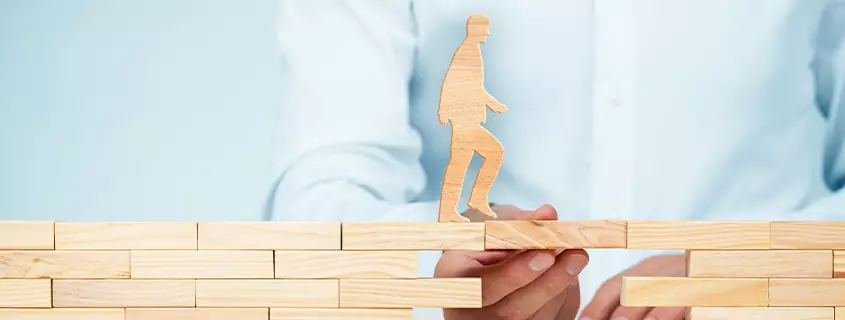 mannetje over houten blokken